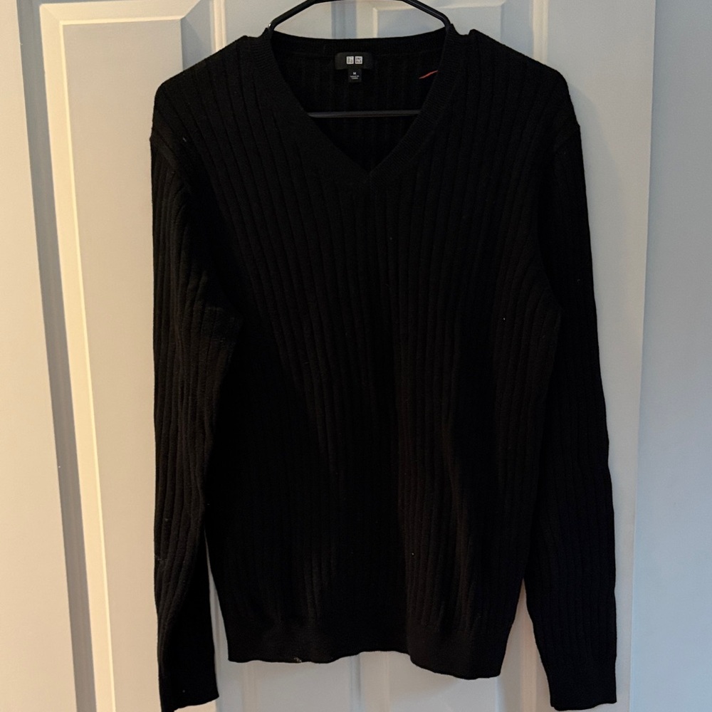 Uniqlo Women's Black V-Neck Sweater Size Medium